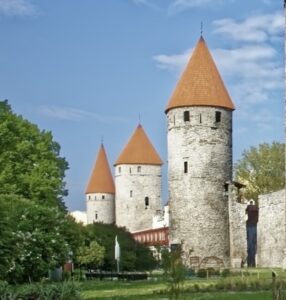 Tallinnan vanhankaupungin keskiaikaiset tornit ja muuri
